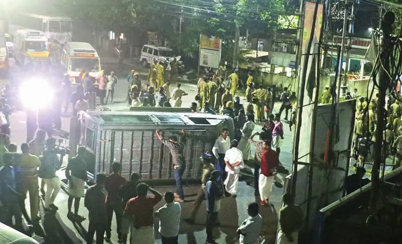 ഞായറാഴ്ച രാത്രി സംഘര്ഷം അവസാനിച്ച ശേഷമുള്ള വിഴിഞ്ഞം ജങ്ഷന്റെ ദൃശ്യം.
