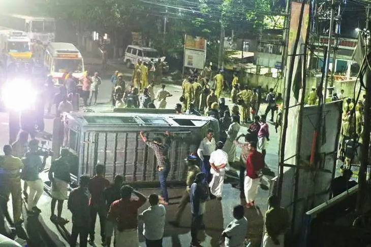 കലാപഭൂമിയായി വിഴിഞ്ഞം: കല്ലും വടികളുമായി അക്രമം, പോലീസ് ബന്ദിയായി, FIR രേഖകള് കീറിയെറിഞ്ഞു