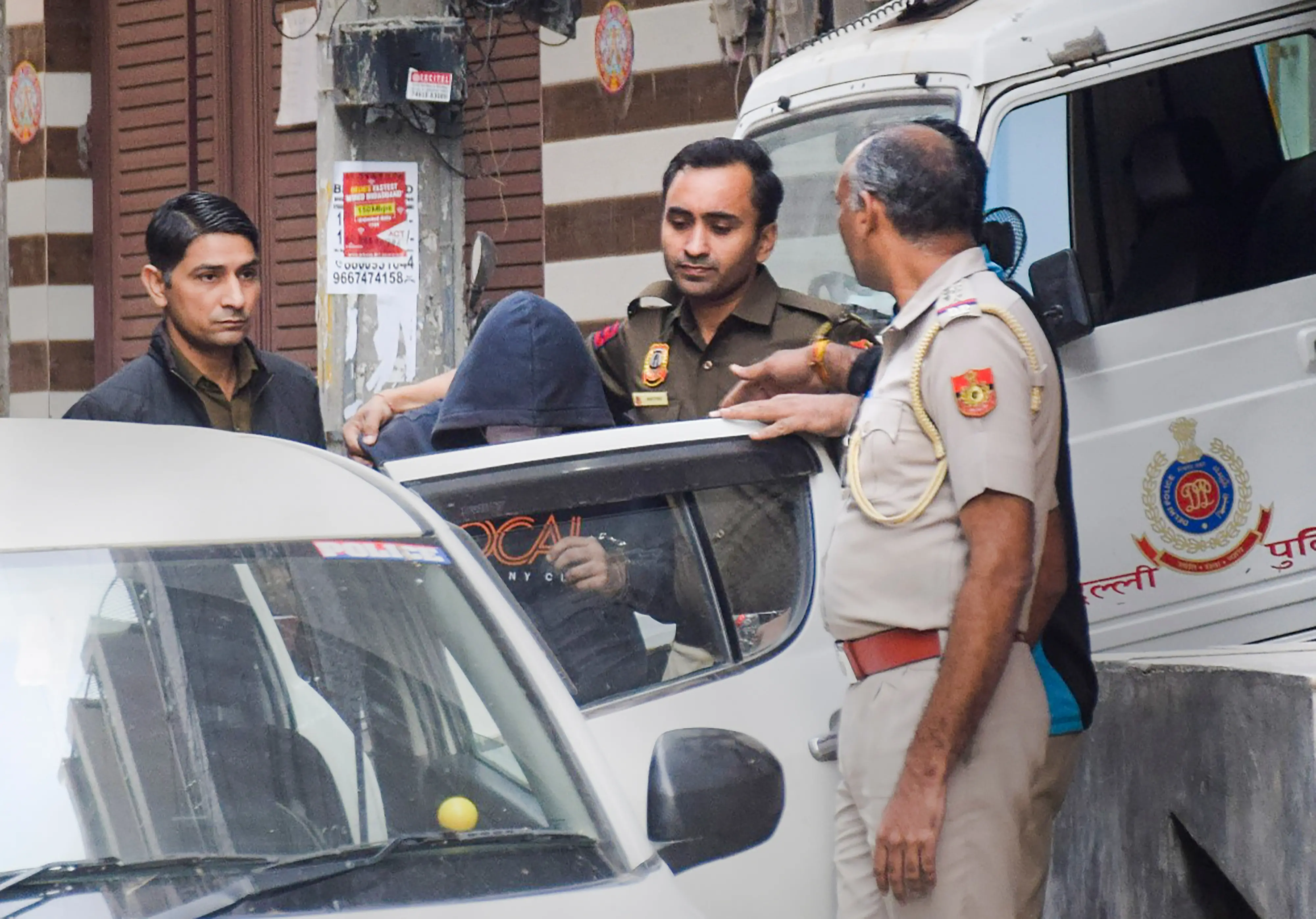 Police take Aftab Ameen Poonawala, accused of killing his partner Shraddha Walkar for evidence collection. Photo: PTI