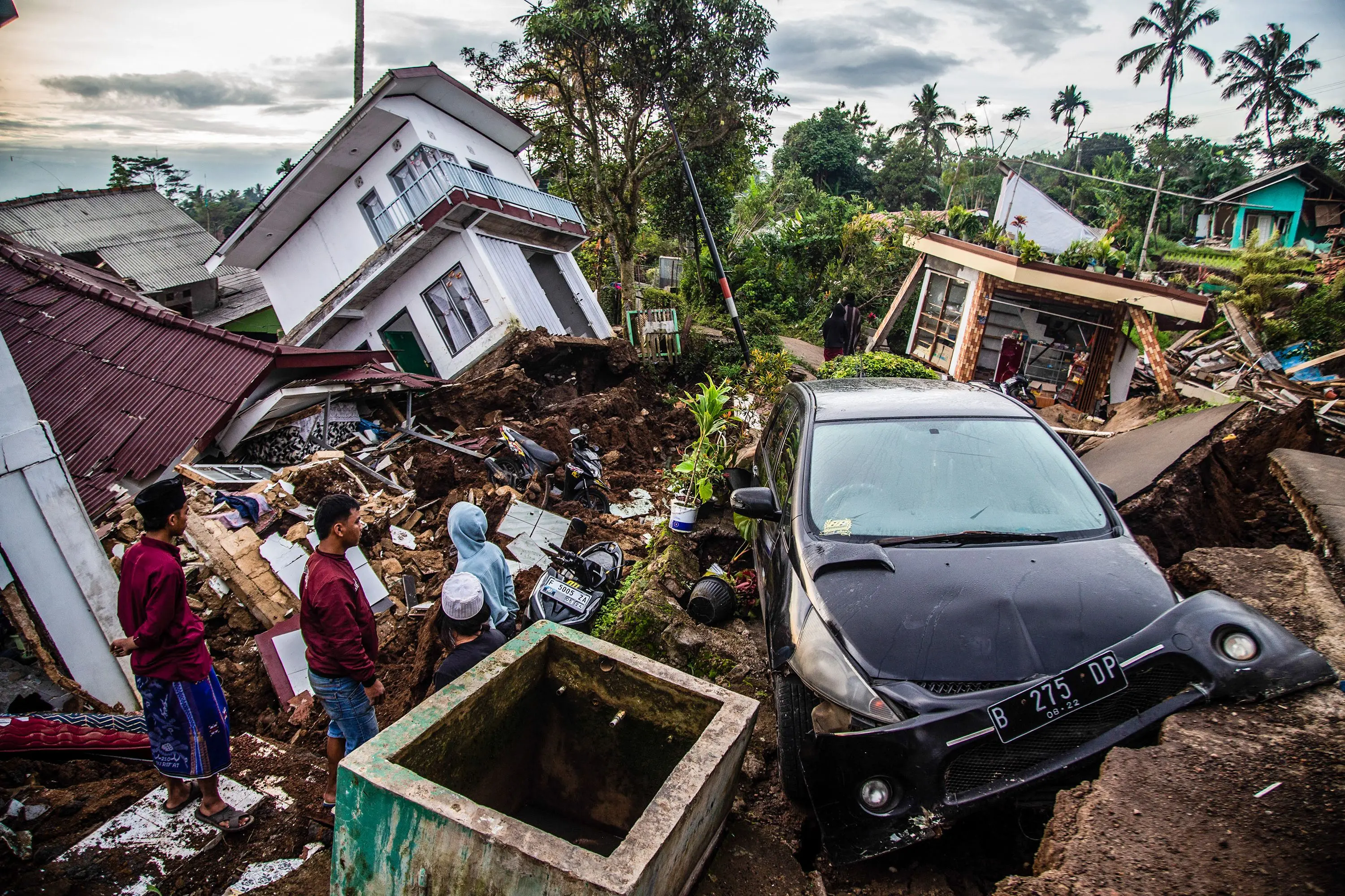 Villagers salvage items from damaged houses following a 5.6-magnitude earthquake that killed at least 162 people, with hundreds injured and others missing in Cianjur / Photo: AFP