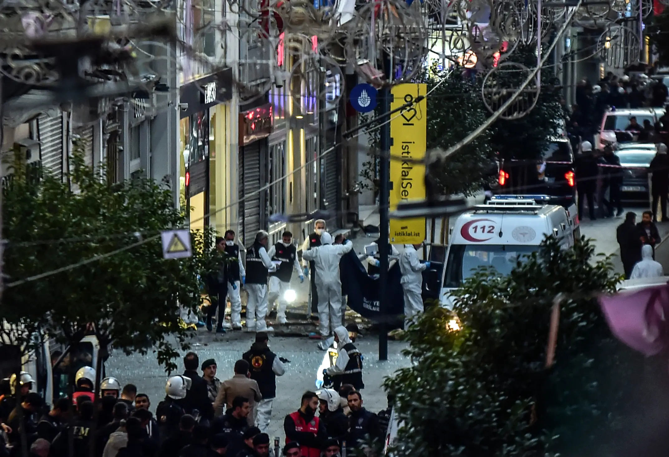 Forensic experts collect a dead body after the explosion in Istanbul | Photo: AP