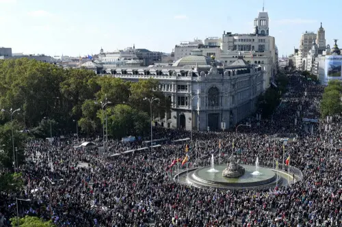 Hundreds of thousands of protesters gather at the Cibeles square during a demonstration called by citizens under the slogan 'Madrid stands up for its public health. Against the destruction of primary health care' in Madrid on November 13, 2022 | Photo: AFP
