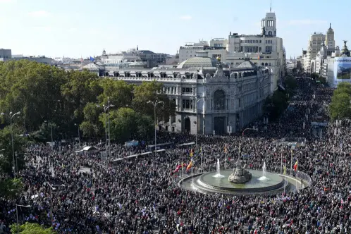 Thousands protest in support of public health care in Madrid