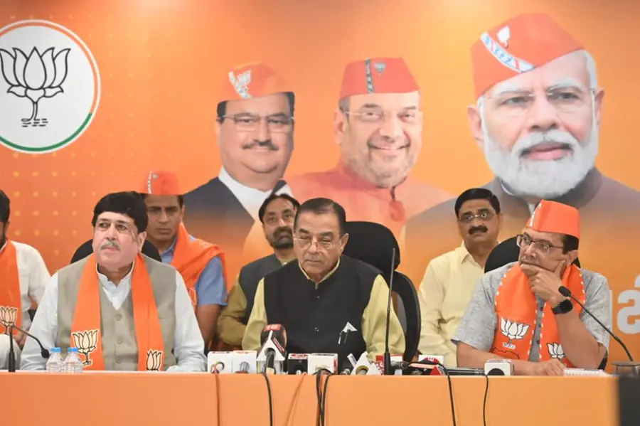 Gujarat Congress leader Mohansinh Rathva quits, joins BJP | Mathrubhumi ...