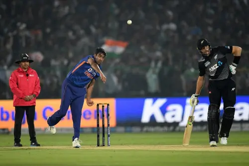 Ravichandran Ashwin (C) with Martin Guptill (R) | AFP