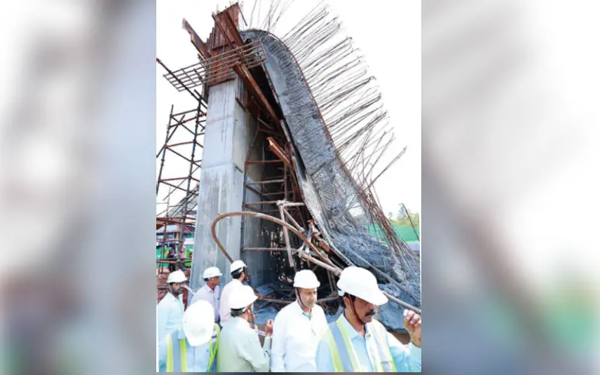 നിര്‍മാണത്തിനിടെ തകര്‍ന്ന പെരിയയിലെ അടിപ്പാത സൂറത്കല്‍ എന്‍.ഐ.ടി.യില്‍നിന്നുള്ള വിദഗ്ധര്‍ സന്ദര്‍ശിച്ചപ്പോള്‍ | ഫോട്ടോ : മാതൃഭൂമി