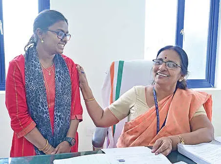Gopika with Palakkad Medical College Principal Dr MT Vijayalakshmi | Photo: Mathrubhumi