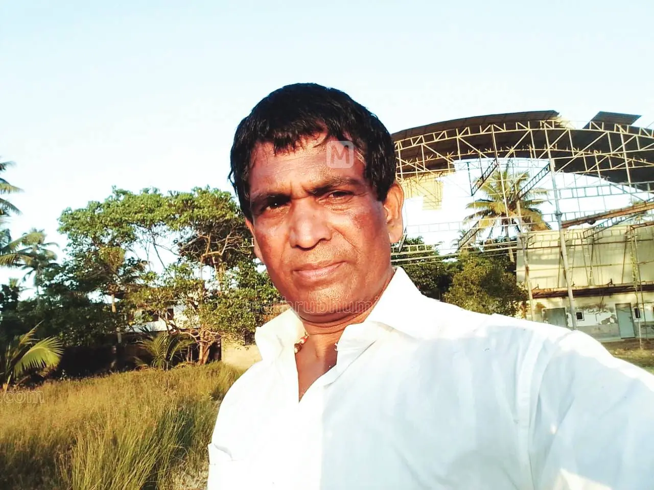 സനിലൻ യാർഡിനു മുന്നിൽ