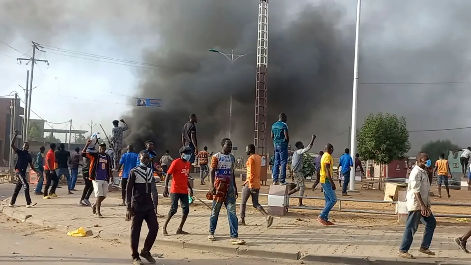 Anti-government demonstrators set a barricade on fire during clashes in N'Djamena, Chad / Photo: AP