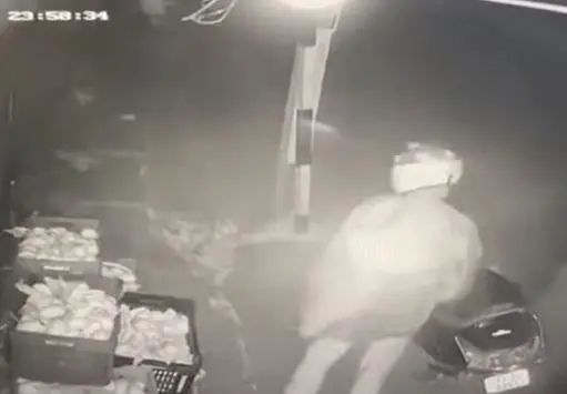 CCTV image of policeman standing in front of mango shop | Photo: Mathrubhumi News Screengrab