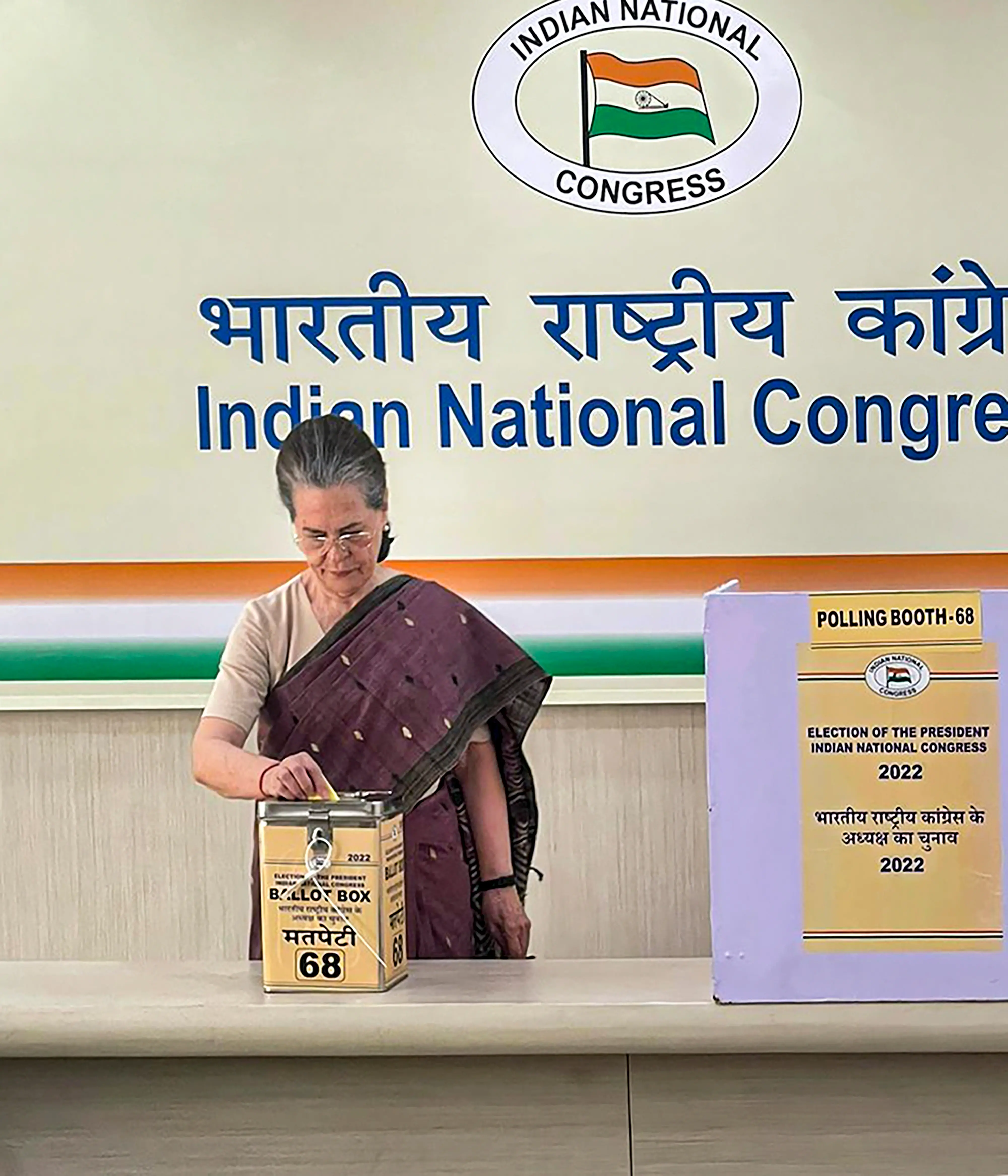 Sonia Gandhi casts vote. Photo: PTI