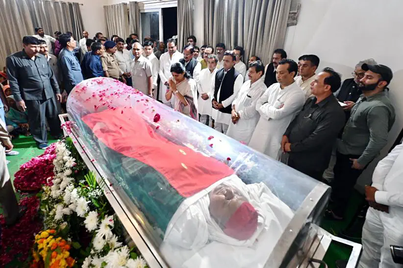 Mulayam's body arrives at native Saifai village, people throng to pay tributes