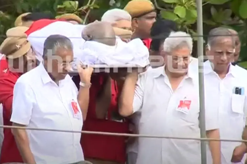 സഖാവ് കോടിയേരി മടങ്ങുന്നു; പയ്യാമ്പലത്തേക്ക് അന്ത്യയാത്ര, കാല്നടയായി അനുഗമിച്ച് മുഖ്യമന്ത്രി
