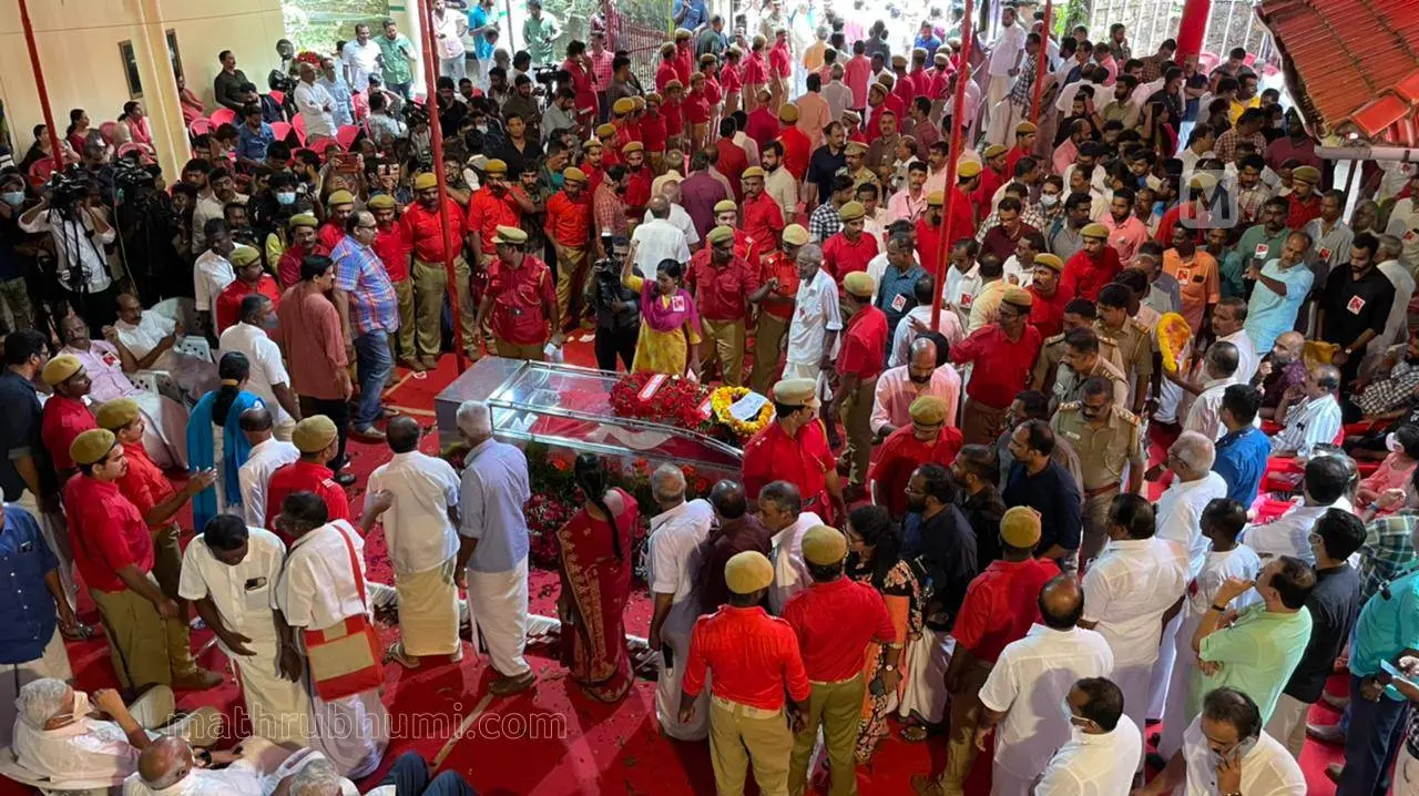 People pay homage to Kodiyeri at Kannur district committee office | Photo: Mathrubhumi