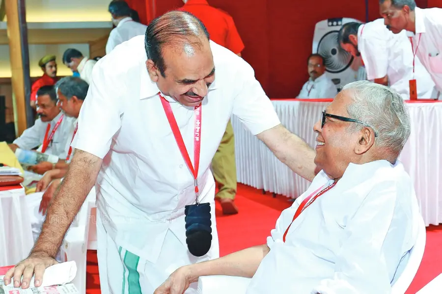 'Teary-eyed' VS Achuthanandan pays condolences on demise of Kodiyeri Balakrishnan