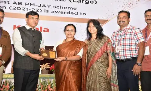 Veena George receives award | Photo: PIB