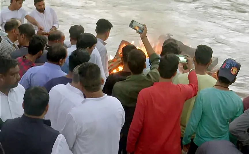 Last rites of Ankita Bhandari at NIT ghat. Photo: ANI