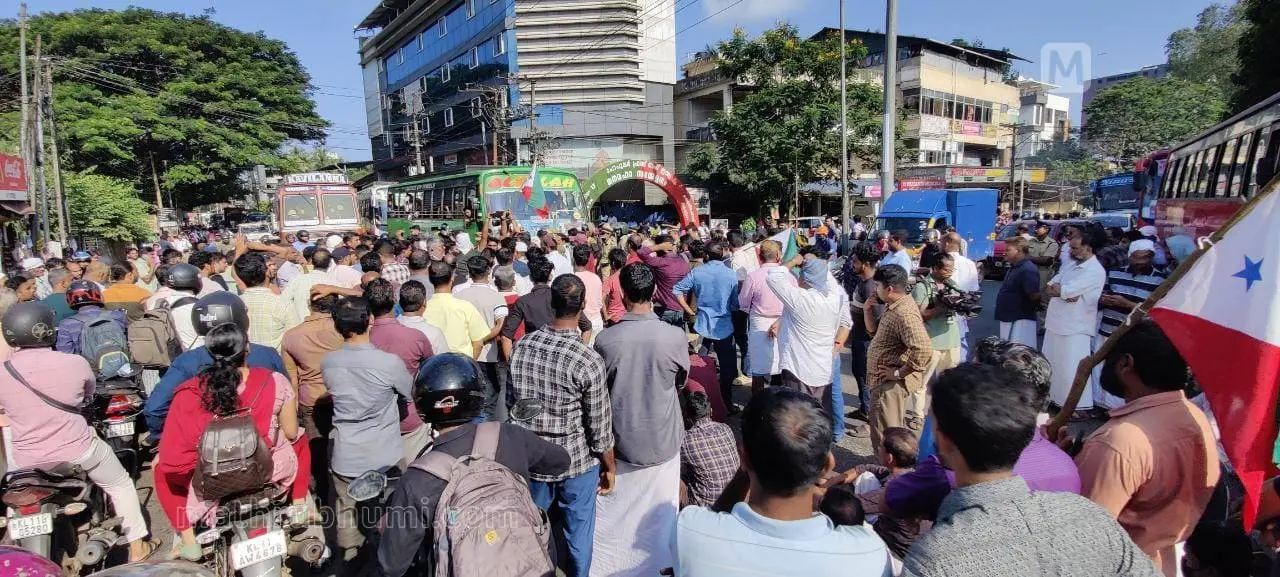 PFI activists protesting against the NIA raids at Meenchanda junction in Kozhikode | Photo Sajan V Nambiar