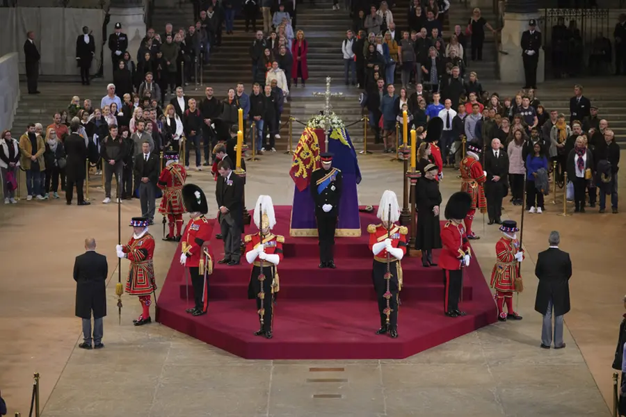 Biden, other world leaders pay respects to Queen Elizabeth II