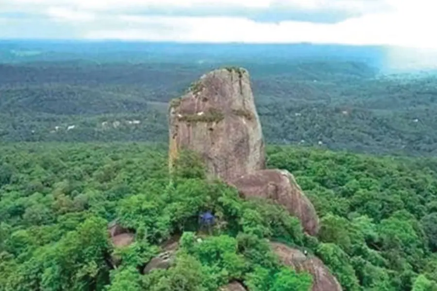വിവിധ ദിക്കുകളിൽനിന്നുനോക്കുമ്പോൾ പല ആകൃതിയിലുള്ള ദൃശ്യാനുഭവം; വിസ്മയം കുടുക്കത്തുപാറ