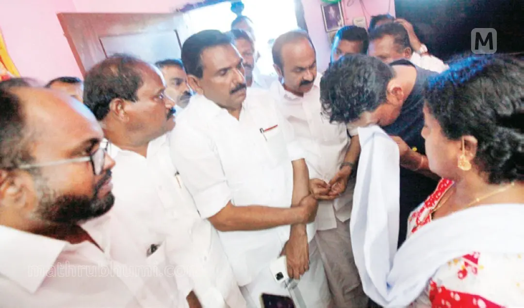 Opposition leader VD Satheesan meeting Abhirami's parents at her residence