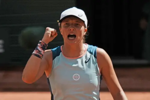 Iga Swiatek extends winning run to reach French Open semis