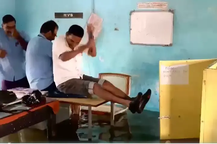 വെള്ളം കയറിയ KSRTC ഡിപ്പോയിൽ ആവേശകരമായ 'വള്ളം കളി'; വൈറലായി ജീവനക്കാരുടെ വീഡിയോ