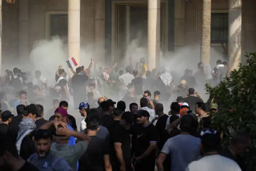 Iraqi security forces fire tear gas on the followers of Shiite cleric Muqtada al-Sadr inside the government Palace, Baghdad, Iraq, Monday, Aug. 29, 2022. Al-Sadr, a hugely influential Shiite cleric announced he will resign from Iraqi politics and his angry followers stormed the government palace in response. The chaos Monday sparked fears that violence could erupt in a country already beset by its worst political crisis in years | Photo: AP