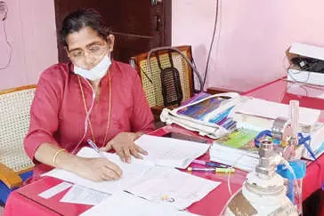 Homemaker attends Plus Two equivalent exam with aid of oxygen cylinder