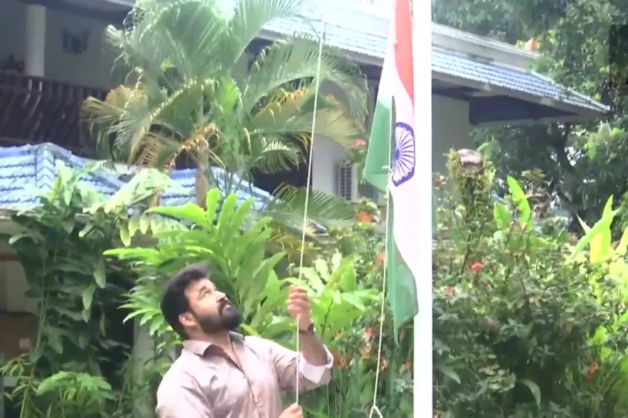 Har Ghar Tiranga: Mohanlal hoists flag at home, see pics