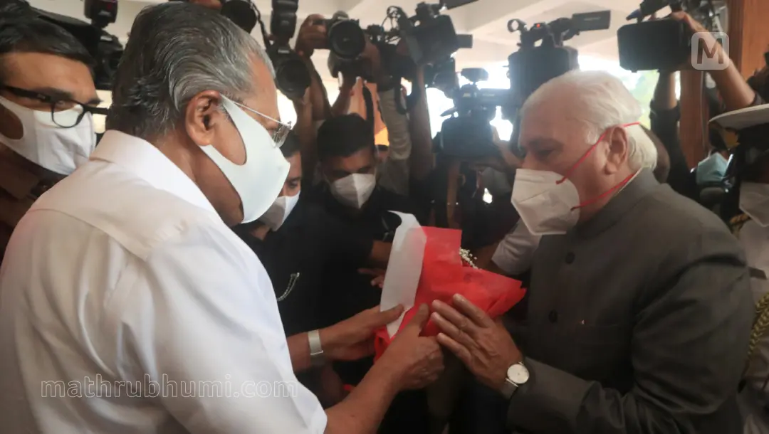 Pinarayi Vijayan and Mohammad Arif Khan