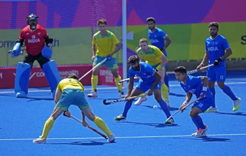 Australia's Blake Govers, second left, attempts a shot on goal during the men's final hockey match between Australia and India at the Commonwealth Games in Birmingham, England, Monday, Aug. 8, 2022 | Photo: AP