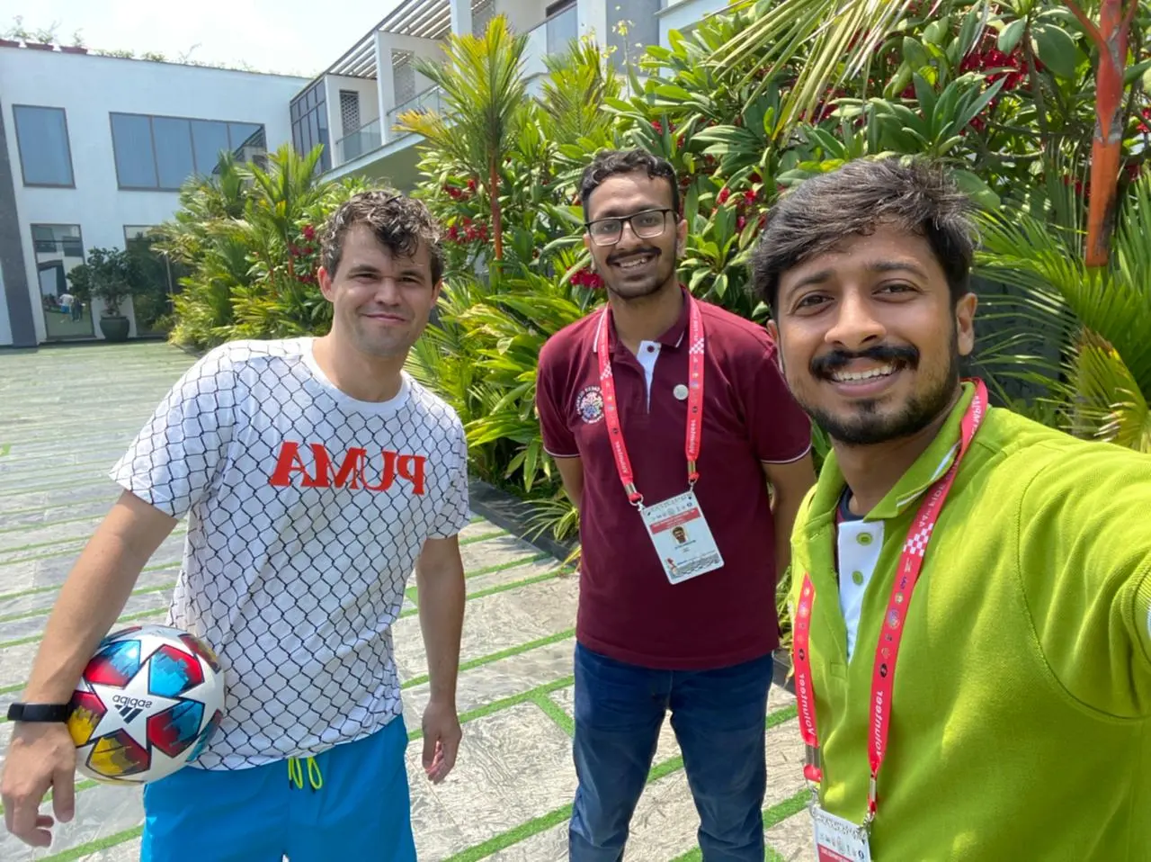 Magnus Carlsen(L), Devansh , Sandeep | Photo: Arranged