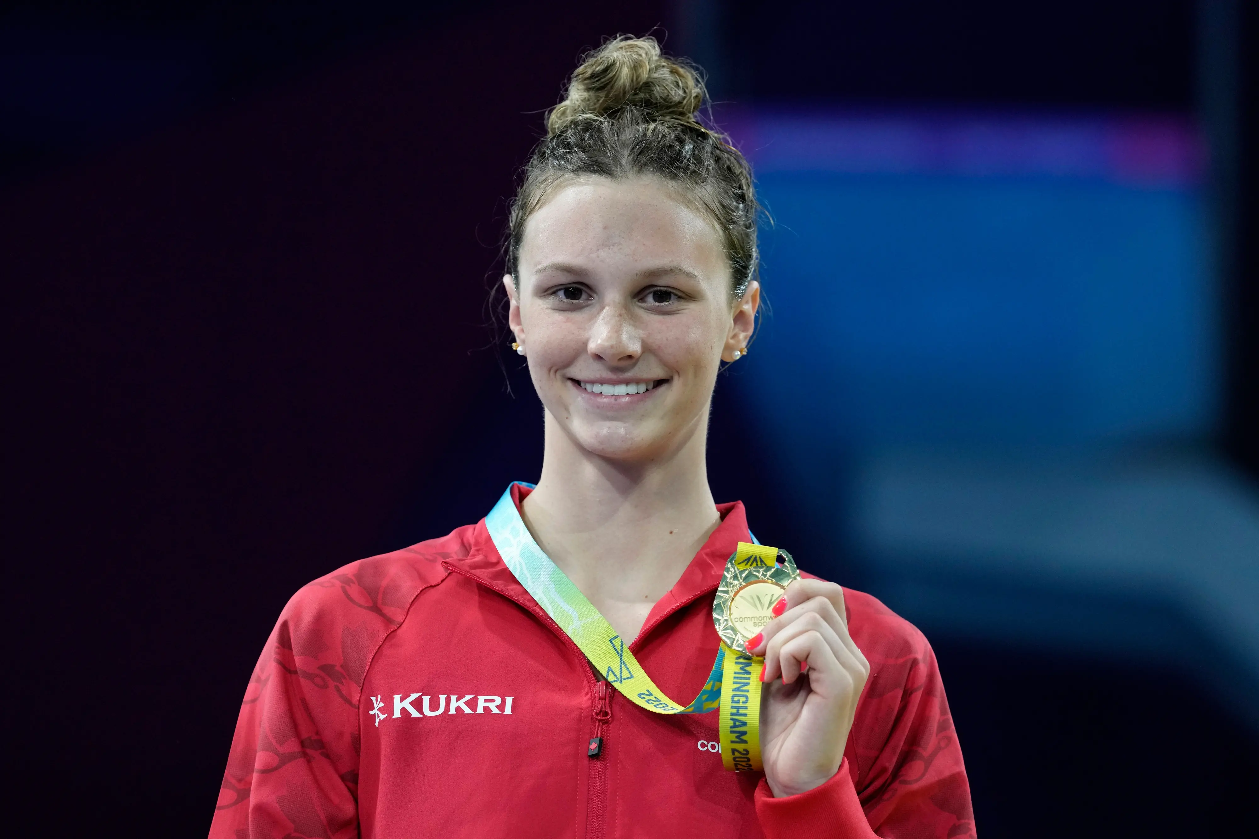 Gold medalist Summer McIntosh of Canada poses with her medal after winning the Women's 400 meters individual medley final during the Commonwealth Games | Photo: AP