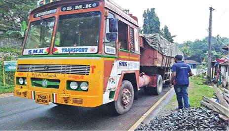 Lorry that was parked in the middle of the road | Photo: Mathrubhumi