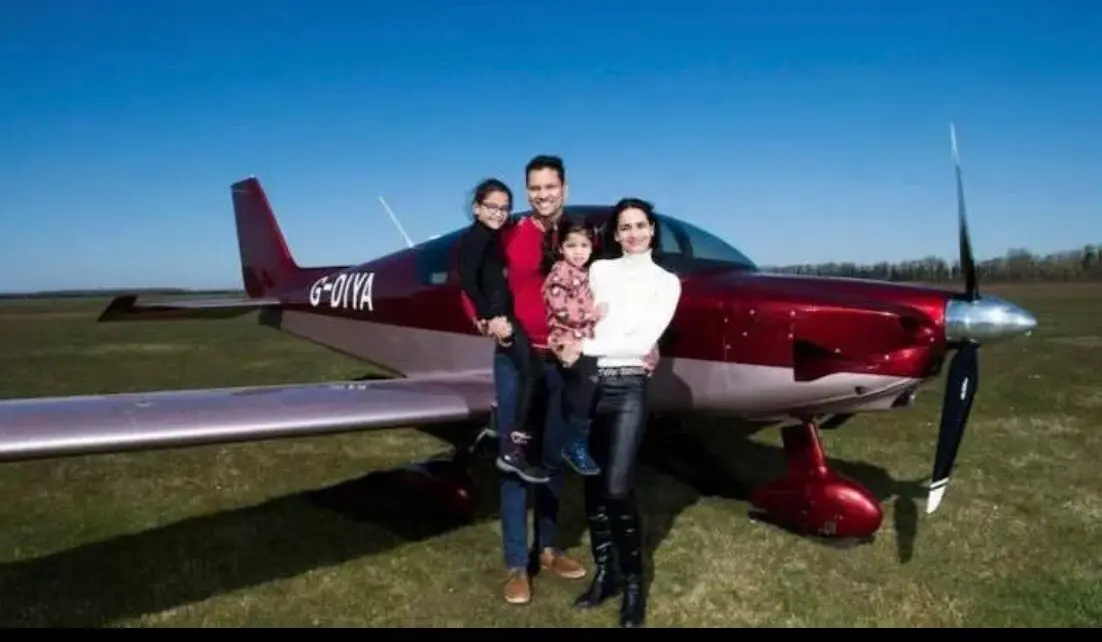 Ashok Thamarakshan with family in front of the plane he built | Photo: Facebook/AshokThamarakshan