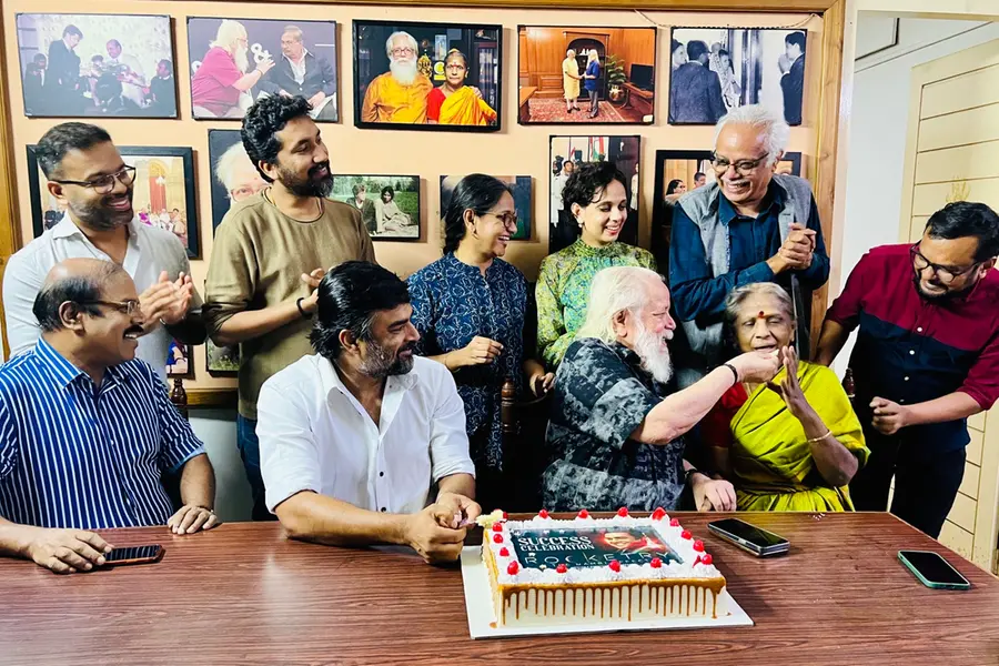 Madhavan celebrates 'Rocketry' success at Nambi Narayanan's house