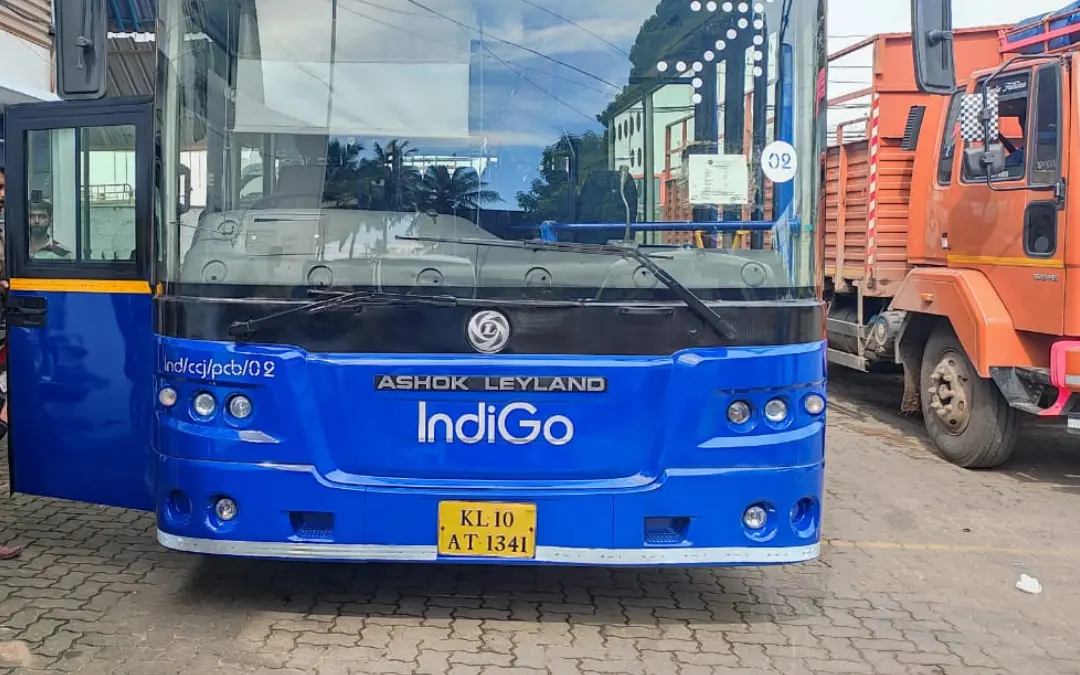 നികുതി അടയ്ക്കാത്തതിന്റെ പേരില്‍ ഇന്നലെ മോട്ടോര്‍ വാഹന വകുപ്പ് പിടിച്ചെടുത്ത ഇന്‍ഡിഗോ ബസ്