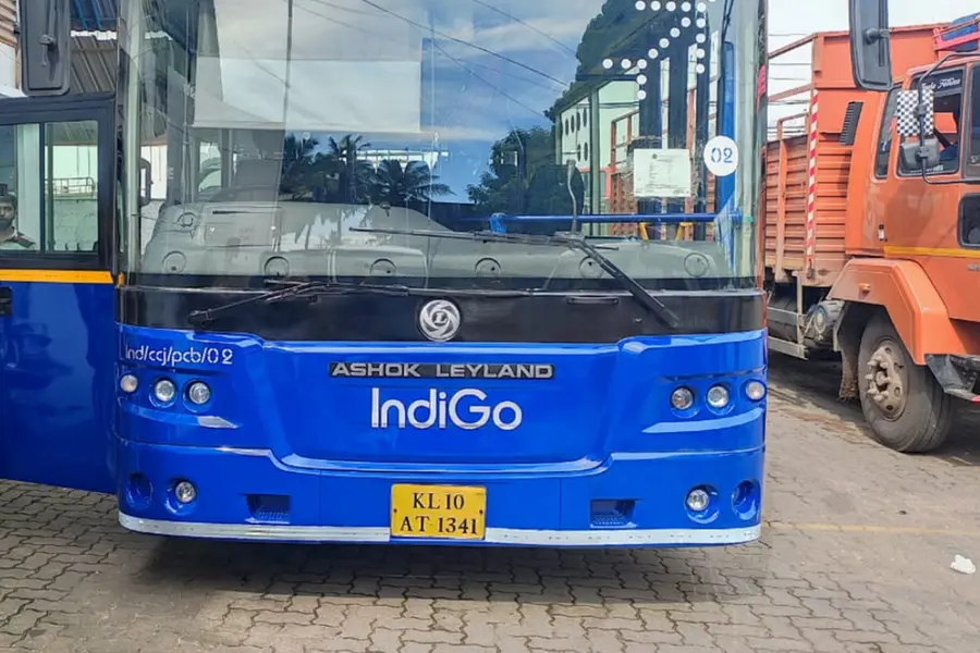 നികുതി അടച്ചില്ല; കരിപ്പുരില്‍ ഇന്‍ഡിഗോയുടെ മറ്റൊരു ബസ്സിനും നോട്ടീസ്, 37000 രൂപ പിഴ