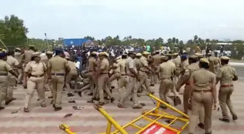 Security personnel attempt to maintain law and order after violence erupted demanding justice over the death of a-17 year old girl, studying Class 12 in a private residential school in Chinnasalem, in Kallakurichi district, Sunday, July 17, 2022 | Screengrab/PTI