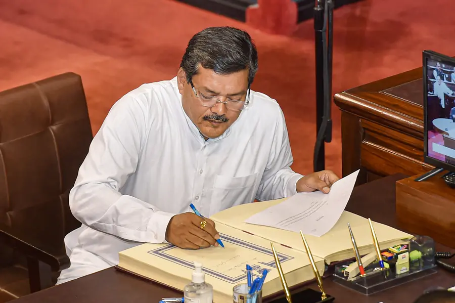 Cong rushes Mukul Wasnik to Goa after 5 of 11 Cong MLAs go 'incommunicado'