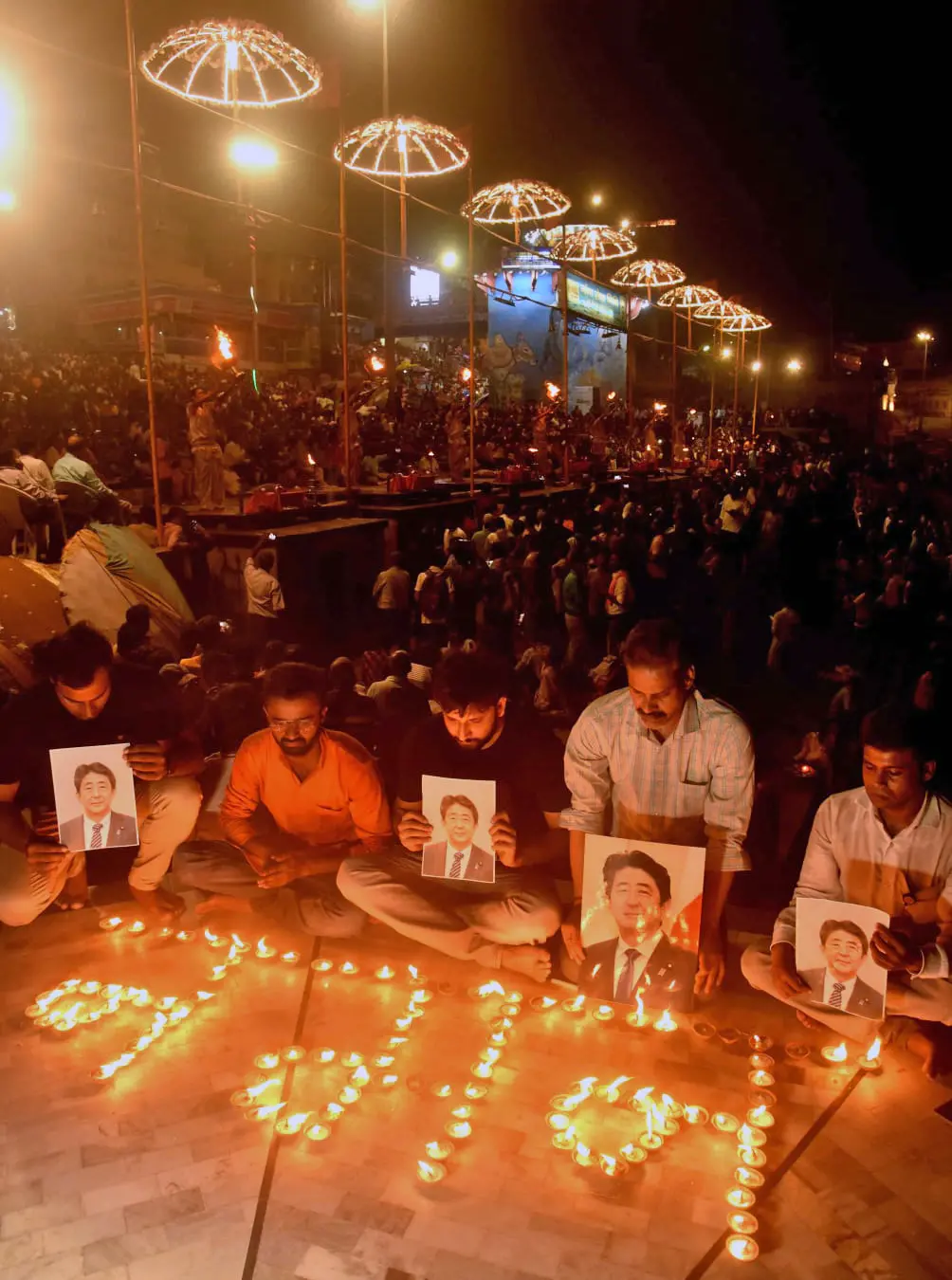 People pay tribute to Shinzo Abe in Varanasi | Photo: ANI