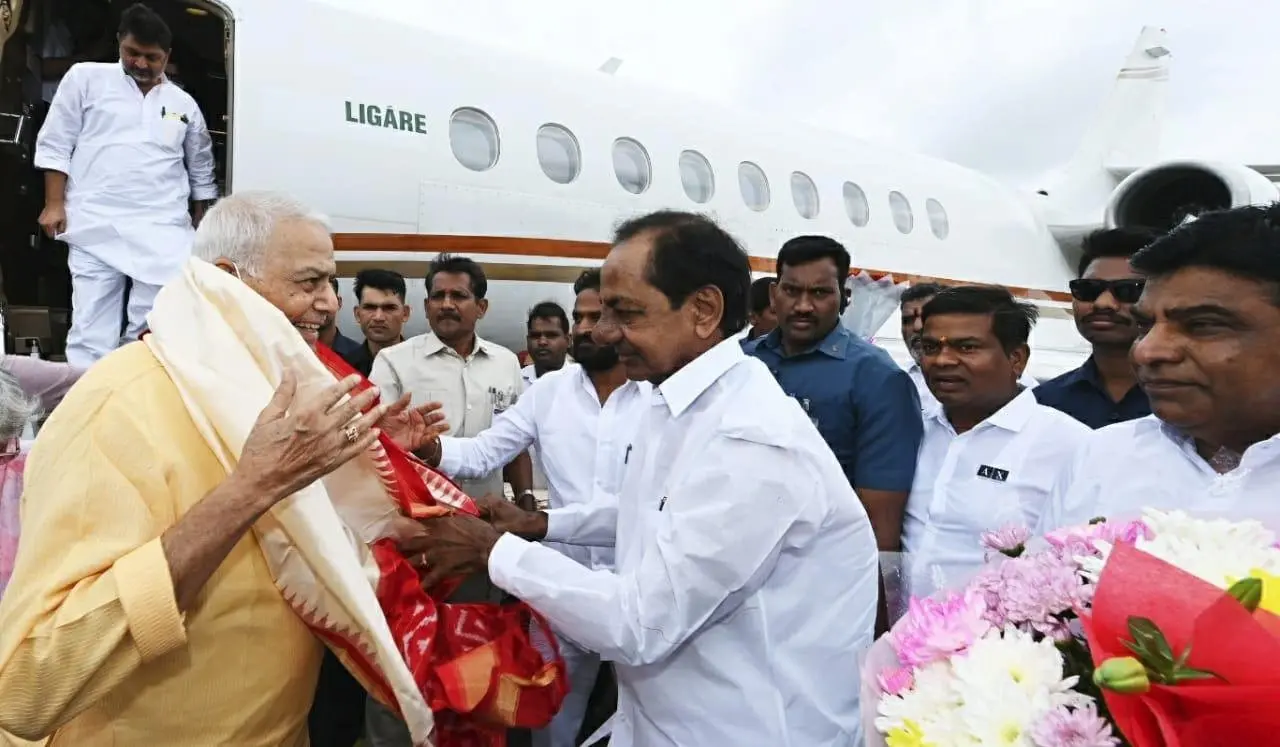 KCR receives Yashwant Sinha at at Begumpet Airport