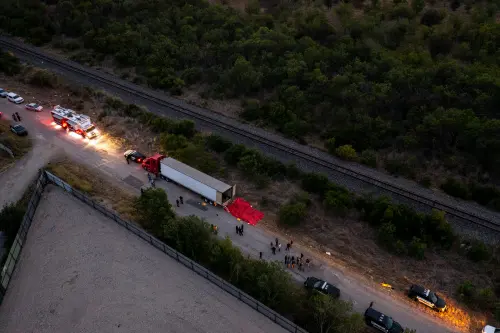 In this aerial view, members of law enforcement investigate a tractor trailer on June 27, 2022 in San Antonio, Texas. According to reports, at least 46 people, who are believed migrant workers from Mexico, were found dead in an abandoned tractor trailer. Over a dozen victims were found alive, suffering from heat stroke and taken to local hospitals | Photo: AFP
