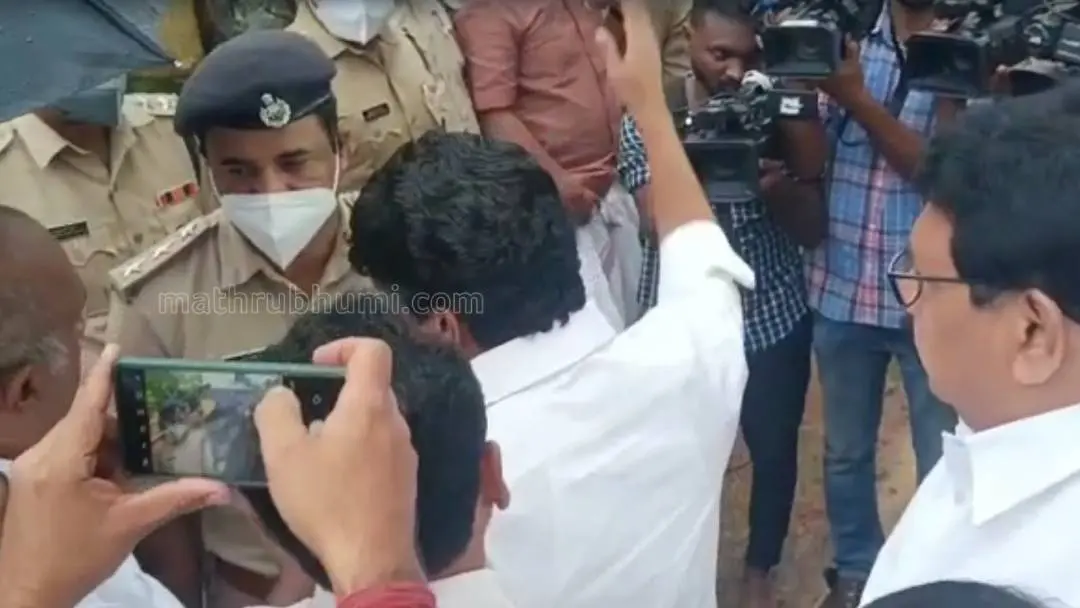 Congress activists expel police from DCC office