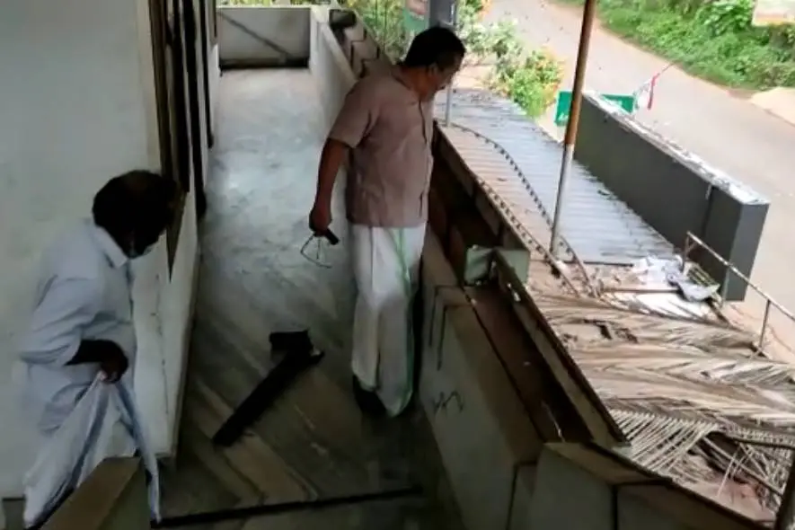 Bomb hurled at Congress office in Kozhikode