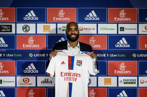 Alexandre Lacazette poses with his jersey I AFP
