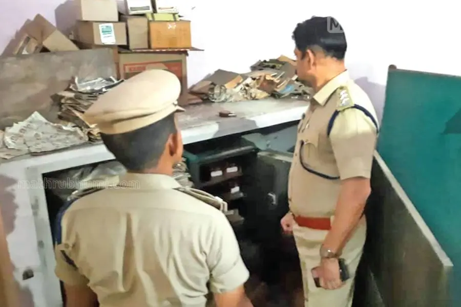 Robbers loot money, gold from private lender company in Pathanapuram