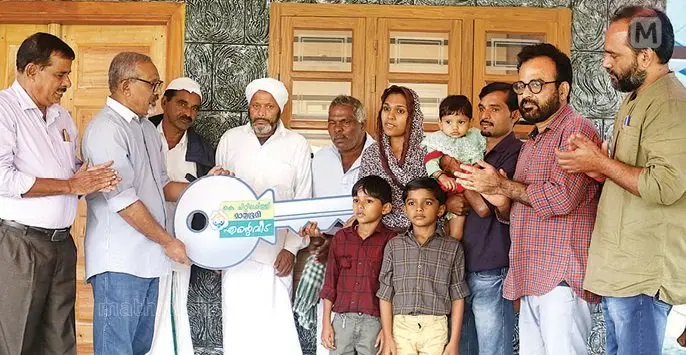 Mathrubhumi deputy editor PP Sasindran handing over house key to Jubaria-Shamsudheen couple in Wayanad's Kaniyambetta.