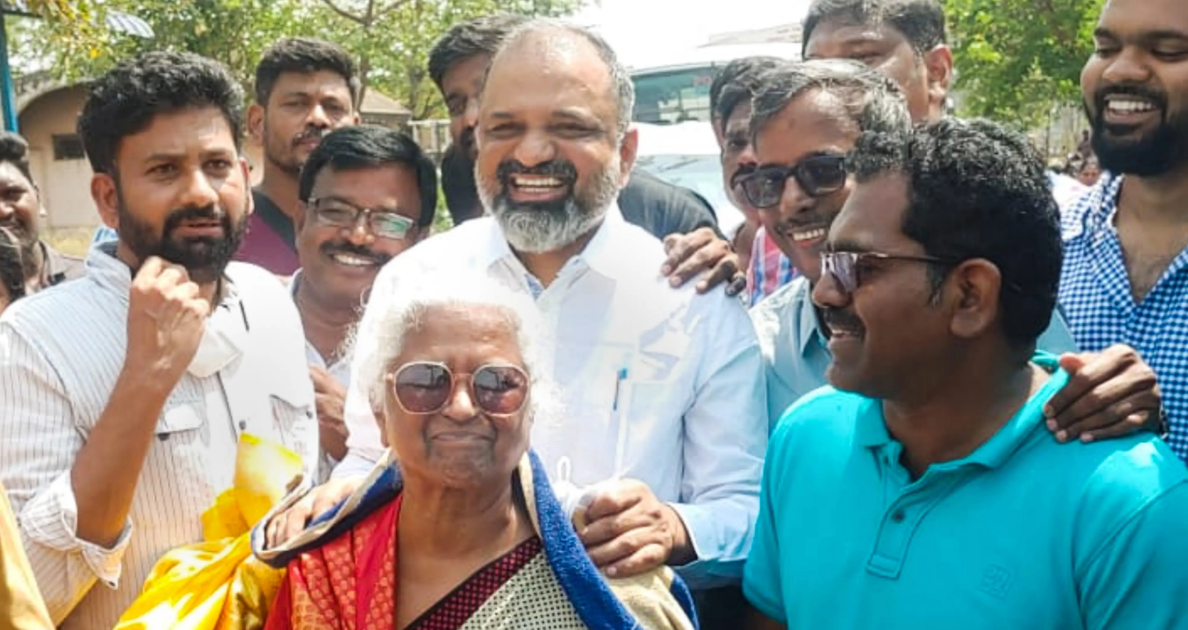 A.G. Perarivalan, convict in Rajiv Gandhi assassination case, with his mother Arputham Ammal in front of the Puzhal jail premises. Photo:PTI